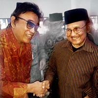 BK dan BJ Habibie di RSKG Ny. R.A. Habibie
